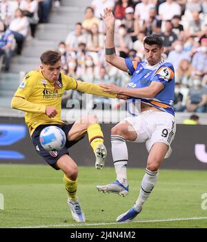 Turin, Italie. 16th avril 2022. Alvaro Morata (R) du FC Juventus rivalise avec Aaron Hickey de Bologne lors d'un match de football entre le FC Juventus et Bologne à Turin, en Italie, le 16 avril 2022. Credit: Federico Tardito/Xinhua/Alamy Live News Banque D'Images