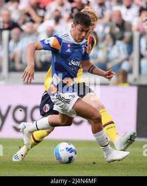 Turin, Italie. 16th avril 2022. Paulo Dybala (devant) du FC Juventus rivalise avec Jerdy Schouten de Bologne lors d'un match de football entre le FC Juventus et Bologne à Turin, en Italie, le 16 avril 2022. Credit: Federico Tardito/Xinhua/Alamy Live News Banque D'Images