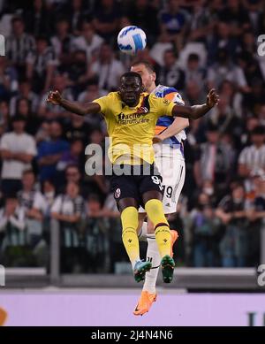 Turin, Italie. 16th avril 2022. Leonardo Bonucci (R) du FC Juventus rivalise avec Musa Barrow de Bologne lors d'un match de football entre le FC Juventus et Bologne à Turin, en Italie, le 16 avril 2022. Credit: Federico Tardito/Xinhua/Alamy Live News Banque D'Images