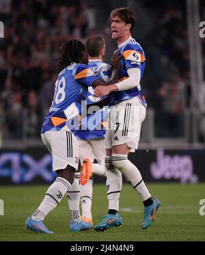 Turin, Italie. 16th avril 2022. Dusan Vlahovic (1st R) du FC Juventus célèbre son but avec ses coéquipiers lors d'un match de football série A entre le FC Juventus et Bologne à Turin, en Italie, le 16 avril 2022. Credit: Federico Tardito/Xinhua/Alamy Live News Banque D'Images