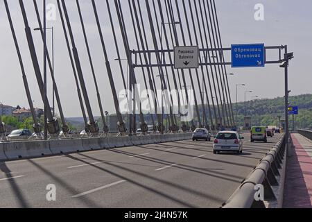 Belgrade, Serbie - 13 avril 2018 : circulation quotidienne de voitures au-dessus du nouveau pont suspendu Ada. Banque D'Images