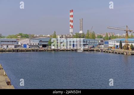 Belgrade, Serbie - 13 avril 2018 : chantier naval pour les navires d'entretien et de réparation sur les quais de la rivière à New Belgrade. Banque D'Images