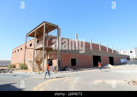 Le Caire. 14th avril 2022. La photo prise le 14 avril 2022 montre un bâtiment en construction, qui est parrainé par la Chine en Égypte pour le stockage des vaccins, à Giza, en Égypte. L'installation de stockage de vaccins à froid parrainée par la Chine Sinovac a commencé la construction cette semaine, a déclaré l'ambassade chinoise en Égypte dans une déclaration le 16 avril. Avec le soutien de la société biopharmaceutique chinoise, ce centre de pointe permettra de renforcer la capacité de stockage des vaccins en Égypte, l'ambassadeur de la Chine en Égypte, Liao Liqiang, a déclaré jeudi à la cérémonie du projet. Credit: Sui Xiankai/Xinhua/Alay Live News Banque D'Images