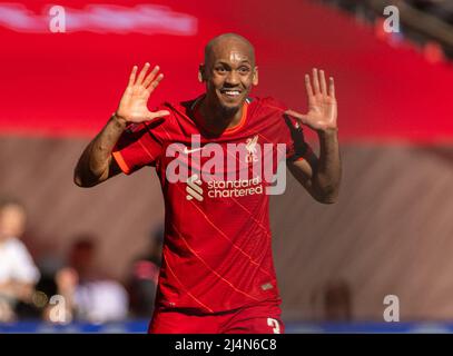 Londres, Royaume-Uni. 17th avril 2022. Le Fabinho de Liverpool réagit lors du match demi-fin de la FA Cup entre Manchester City et Liverpool à Londres, en Grande-Bretagne, le 16 avril 2022. Liverpool a gagné 3-2 et a avancé à la finale. Credit: Xinhua/Alay Live News Banque D'Images