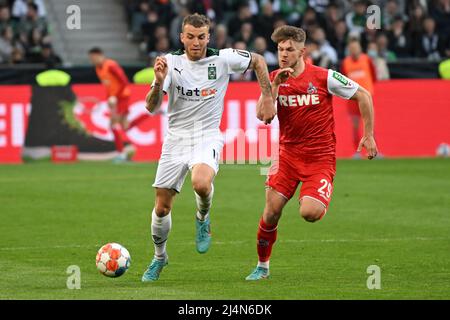 Moenchengladbach, Allemagne. 16th avril 2022. Jan Thielmann (R) de Cologne vies avec Louis Jordan Beyer de Moenchengladbach pendant le match de football allemand de première division Bundesliga entre Borussia Moenchengladbach et le FC Cologne à Moenchengladbach, Allemagne, le 16 avril 2022. Crédit: Ulrich Hufnagel/Xinhua/Alamy Live News Banque D'Images