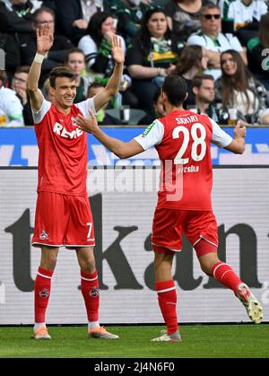 Moenchengladbach, Allemagne. 16th avril 2022. Dejan Ljubicic (1st L) de Cologne célèbre son score avec Ellyes Skhiri lors du match de football allemand de la première division Bundesliga entre Borussia Moenchengladbach et le FC Cologne à Moenchengladbach, en Allemagne, le 16 avril 2022. Crédit: Ulrich Hufnagel/Xinhua/Alamy Live News Banque D'Images