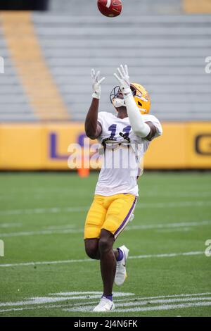 16 avril 2022 : Brian Thomas Jr. (11), un grand receveur de l'ULS, regarde un passage pendant la dernière semaine de l'entraînement de football de printemps au Tiger Stadium à bâton Rouge, EN LOUISIANE. Jonathan Mailhes/CSM Banque D'Images