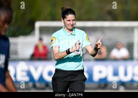 Saint-Germain-en-Laye, France. 16th avril 2022. L'arbitre (femme) lors du championnat féminin de France D1 Arkema football match entre Paris Saint-Germain (PSG) et GPSO 92 Issy le 16 avril 2022 au stade Georges Lefevre à Saint-Germain-en-Laye, France. Crédit : Victor Joly/Alamy Live News Banque D'Images