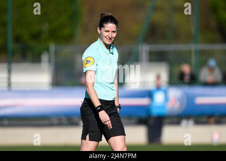 Saint-Germain-en-Laye, France. 16th avril 2022. L'arbitre (femme) lors du championnat féminin de France D1 Arkema football match entre Paris Saint-Germain (PSG) et GPSO 92 Issy le 16 avril 2022 au stade Georges Lefevre à Saint-Germain-en-Laye, France. Crédit : Victor Joly/Alamy Live News Banque D'Images