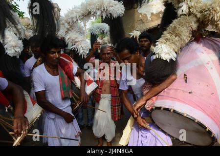 Santiniketan, Bengale-Occidental, Inde. 16th avril 2022. Dharma Thakur est une déité hindoue, symbolisant le soleil, certains disent qu'il s'agit d'une déité hindoue de la mort et de la justice, adorée par les villageois de la région traditionnelle de Rarh dans l'état indien actuel du Bengale occidental comme l'un de leurs dieux de village spéciaux (gram devata). Dharmaraja ou Dharma Thakur était à l’origine un dieu non-aryen et une déité de la tribu Kom, mais plus tard élevé au panthéon védique. Dharma Thakur est associé à la fertilité agricole et humaine. Les croyances et les rituels magiques fusionnent avec les rites védiques dans son culte. Il est adoré principalement Banque D'Images