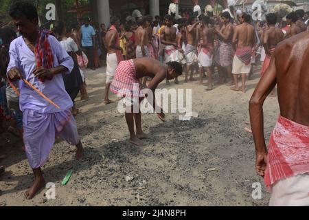 Santiniketan, Bengale-Occidental, Inde. 16th avril 2022. Dharma Thakur est une déité hindoue, symbolisant le soleil, certains disent qu'il s'agit d'une déité hindoue de la mort et de la justice, adorée par les villageois de la région traditionnelle de Rarh dans l'état indien actuel du Bengale occidental comme l'un de leurs dieux de village spéciaux (gram devata). Dharmaraja ou Dharma Thakur était à l’origine un dieu non-aryen et une déité de la tribu Kom, mais plus tard élevé au panthéon védique. Dharma Thakur est associé à la fertilité agricole et humaine. Les croyances et les rituels magiques fusionnent avec les rites védiques dans son culte. Il est adoré principalement Banque D'Images