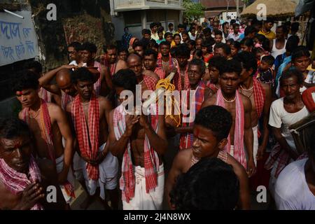 Santiniketan, Bengale-Occidental, Inde. 16th avril 2022. Dharma Thakur est une déité hindoue, symbolisant le soleil, certains disent qu'il s'agit d'une déité hindoue de la mort et de la justice, adorée par les villageois de la région traditionnelle de Rarh dans l'état indien actuel du Bengale occidental comme l'un de leurs dieux de village spéciaux (gram devata). Dharmaraja ou Dharma Thakur était à l’origine un dieu non-aryen et une déité de la tribu Kom, mais plus tard élevé au panthéon védique. Dharma Thakur est associé à la fertilité agricole et humaine. Les croyances et les rituels magiques fusionnent avec les rites védiques dans son culte. Il est adoré principalement Banque D'Images