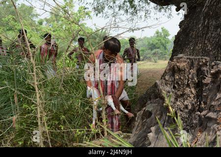 Santiniketan, Bengale-Occidental, Inde. 16th avril 2022. Dharma Thakur est une déité hindoue, symbolisant le soleil, certains disent qu'il s'agit d'une déité hindoue de la mort et de la justice, adorée par les villageois de la région traditionnelle de Rarh dans l'état indien actuel du Bengale occidental comme l'un de leurs dieux de village spéciaux (gram devata). Dharmaraja ou Dharma Thakur était à l’origine un dieu non-aryen et une déité de la tribu Kom, mais plus tard élevé au panthéon védique. Dharma Thakur est associé à la fertilité agricole et humaine. Les croyances et les rituels magiques fusionnent avec les rites védiques dans son culte. Il est adoré principalement Banque D'Images