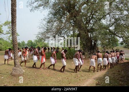 Santiniketan, Bengale-Occidental, Inde. 16th avril 2022. Dharma Thakur est une déité hindoue, symbolisant le soleil, certains disent qu'il s'agit d'une déité hindoue de la mort et de la justice, adorée par les villageois de la région traditionnelle de Rarh dans l'état indien actuel du Bengale occidental comme l'un de leurs dieux de village spéciaux (gram devata). Dharmaraja ou Dharma Thakur était à l’origine un dieu non-aryen et une déité de la tribu Kom, mais plus tard élevé au panthéon védique. Dharma Thakur est associé à la fertilité agricole et humaine. Les croyances et les rituels magiques fusionnent avec les rites védiques dans son culte. Il est adoré principalement Banque D'Images