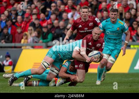 Limerick, Irlande. 17th avril 2022. Keith Earls de Munster avec le ballon lors de la Heineken Champions Cup, Round of 16, match de 2nd jambes entre Munster Rugby et Exeter Chiefs à Thomond Park à Limerick, Irlande, le 16 avril 2022 (photo par Andrew SURMA/ Credit: SIPA USA/Alamy Live News Banque D'Images