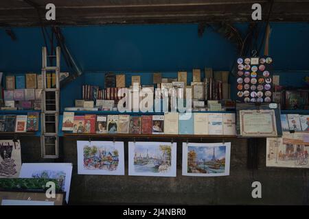 Madrid, Espagne. 15th avril 2022. Vue générale des livres sur un stand de 'bouquinistes de Paris' vendant des livres anciens et d'occasion. Les bouquinistes de Paris, France, sont les vendeurs de livres anciens et d'occasion qui font le commerce le long des rives de la Seine. La Seine est ainsi décrite comme la seule rivière au monde qui s'étend entre deux rangées de clayettes et d'étals. Crédit : SOPA Images Limited/Alamy Live News Banque D'Images