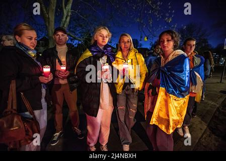 Des manifestants devant l'ambassade de Russie, avec des bougies entre les mains, lors d'un « réveil silencieux en soirée » à l'égard des personnes perdues lors de l'invasion de l'Ukraine par la Russie. Chaque jour, il y a une manifestation silencieuse continue devant l'ambassade de Russie à la Haye, parfois des chansons sont chantées. Un grand drapeau ukrainien est suspendu devant vous toute la journée. Les gens des églises de la Haye se rassemblent là pendant leur pause déjeuner, entre 12,30 heures et 1 heures pour commémorer les morts récemment en Ukraine. Ce soir, une centaine de manifestants se sont rassemblés devant l'ambassade, certains avec des pancartes et une bannière, et d'autres drapés dans celle de l'Ukraine Banque D'Images