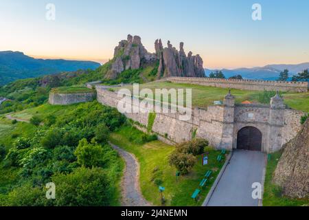 Vue au lever du soleil sur l'ancienne forteresse de Belogradchik, Bulgarie Banque D'Images