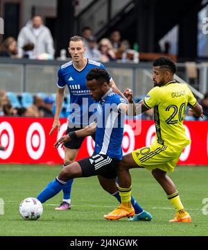 San Jose, Californie, États-Unis. 16 avril 2022 San Jose, CA USA San Jose avance Jeremy Ebobisse (11) défie le ballon pendant le jeu MLS entre Nashville SC et les tremblements de terre de San Jose. Le jeu se termine par une cravate 2-2 à PayPal Park San Jose Calif. Thurman James/CSM crédit: CAL Sport Media/Alay Live News Banque D'Images