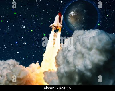 Lancement de la navette dans les nuages vers l'espace.Espace sombre avec des étoiles en arrière-plan.vol Spaceship.Éléments de cette image fournis par la NASA Banque D'Images