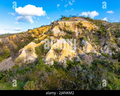 Vue aérienne des Pinnacles, également connu sous le nom de sable coloré, le long de la plage de 75 Mile, Fraser Island. Queensland, Australie. Banque D'Images