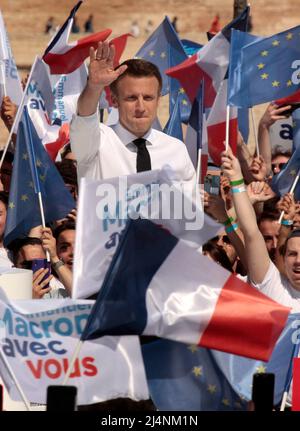 Marseille, France. 16th avril 2022. Le président français et le candidat à la réélection de la République en Marche (LREM) Emmanuel Macron prend la parole lors d'une réunion de campagne électorale à Marseille, dans le sud de la France, le 16 avril 2022, avant le deuxième tour des élections présidentielles en France. Photo de Patrick Aventurier/ABACAPRESS.COM crédit: Abaca Press/Alay Live News Banque D'Images