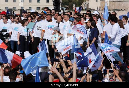 Marseille, France. 16th avril 2022. Le président français et le candidat à la réélection de la République en Marche (LREM) Emmanuel Macron prend la parole lors d'une réunion de campagne électorale à Marseille, dans le sud de la France, le 16 avril 2022, avant le deuxième tour des élections présidentielles en France. Photo de Patrick Aventurier/ABACAPRESS.COM crédit: Abaca Press/Alay Live News Banque D'Images