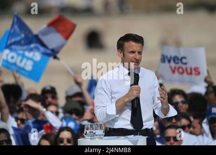 Marseille, France. 16th avril 2022. Le président français et le candidat à la réélection de la République en Marche (LREM) Emmanuel Macron prend la parole lors d'une réunion de campagne électorale à Marseille, dans le sud de la France, le 16 avril 2022, avant le deuxième tour des élections présidentielles en France. Photo de Christian Liewig/ABACAPRESS.COM crédit: Abaca Press/Alay Live News Banque D'Images