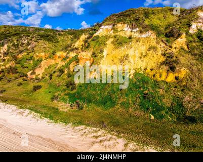 Vue aérienne du Red Canyon, une section de falaises rouges et orange sur la plage de Seventy Five Mile. Fraser Island, Queensland, Australie. Banque D'Images