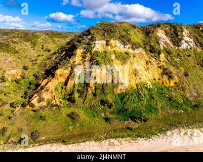 Vue aérienne du Red Canyon, une section de falaises rouges et orange sur la plage de Seventy Five Mile. Fraser Island, Queensland, Australie. Banque D'Images