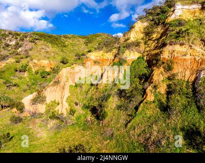 Vue aérienne du Red Canyon, une section de falaises rouges et orange sur la plage de Seventy Five Mile. Fraser Island, Queensland, Australie. Banque D'Images