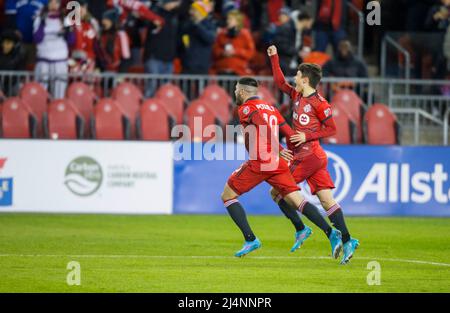 Toronto, Canada. 16th avril 2022. Kadin Chung (R) et Alejandro Pozuelo du Toronto FC célèbrent le pointage lors du match de football de la Major League (MLS) 2022 entre le Toronto FC et le Philadelphia Union à BMO Field, à Toronto, Canada, le 16 avril 2022. Credit: Zou Zheng/Xinhua/Alamy Live News Banque D'Images