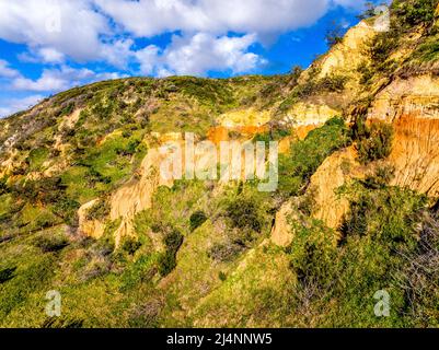 Vue aérienne du Red Canyon, une section de falaises rouges et orange sur la plage de Seventy Five Mile. Fraser Island, Queensland, Australie. Banque D'Images