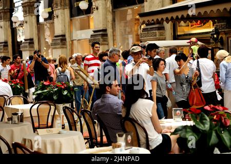 Les gens marcher dans la galerie Vittorio Emanuele à Milan Italie Banque D'Images