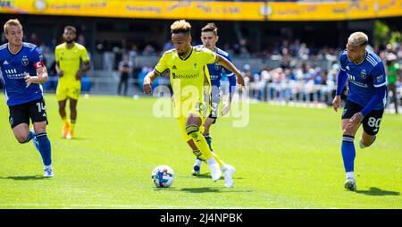 San Jose, Californie, États-Unis. 16 avril 2022 San Jose, CA États-Unis le milieu de terrain de Nashville Hany Mukhtar (10) commence le terrain de balle loin du milieu de terrain de San Jose Jackson Yueill (14), le défenseur Nathan (13) et le défenseur Francisco Calvo (80) pendant le jeu MLS entre Nashville SC et les tremblements de terre de San Jose. Le jeu se termine par une cravate 2-2 à PayPal Park San Jose Calif. Thurman James/CSM crédit: CAL Sport Media/Alay Live News Banque D'Images