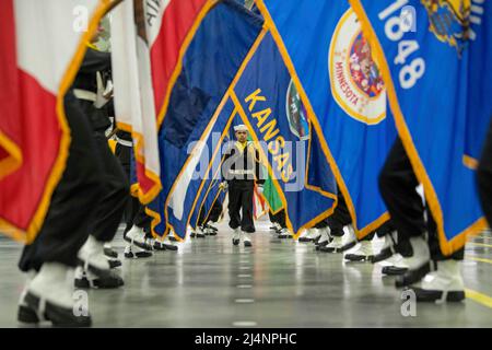 Great Lakes, Illinois, États-Unis. 18th mars 2022. Les recrues de la division Performance portant des drapeaux d'état défilent sur la plate-forme de forage lors d'une cérémonie de remise des diplômes de passage en revue au Commandement de la formation des recrues. Plus de 40 000 recrues s'entraînent chaque année au seul camp de la Marine. Credit: U.S. Navy/ZUMA Press Wire Service/ZUMAPRESS.com/Alamy Live News Banque D'Images