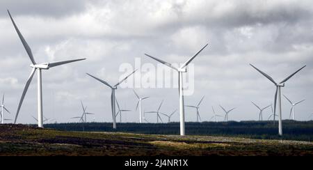Photo du fichier datée du 20/05/19 du plus grand parc éolien côtier d'Europe, Whitelee Windfarm, à la périphérie de Glasgow, alors que les mesures visant à ralentir l'expansion des parcs éoliens onshore en Grande-Bretagne pourraient ajouter jusqu'à £125 à la facture énergétique de chaque ménage au milieu de la prochaine décennie, une nouvelle analyse a suggéré. Banque D'Images