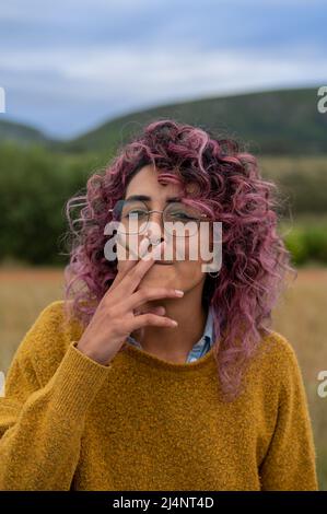 La femme a tiré de près tout en fumant du cannabis joint Banque D'Images