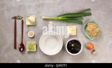 Nourriture Knolling asiatique Noodle, Flat Lay concept Ingrédients de Jajangmyeon ou Jjajangmyeon, nouilles coréennes avec sauce aux haricots noirs. Sur une table en marbre Banque D'Images