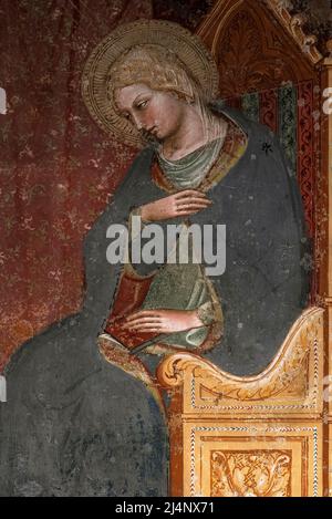 Le Virgin Mary est installé dans une chaise à dossier haut décorée. Détail de fin 1300s ou début 1400s Annonciation fresque dans la Chiesa di San Domenico à Arezzo, Toscane, Italie. L'œuvre est attribuée à Spinello Aretino, artiste né localement au début de la Renaissance (c. 1350 - c. 1410), un peintre influent qui a peint des églises dans toute la Toscane à la fin de 14th et au début de 15th siècles. Banque D'Images