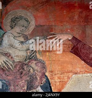 Toucher les doigts avec l'enfant Christ. Détail carré de la fresque italienne endommagée, peinte vers 1410, dans la Chiesa di San Domenico à Arezzo, Toscane, Italie. La peinture est attribuée à l'artiste local Giovanni d'Agnolo di Balduccio (1370-1452). Banque D'Images