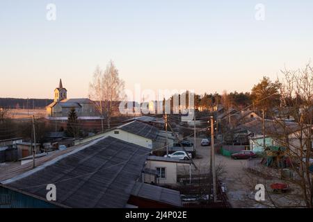 Biélorussie, Postavy - 20 mars 2022 : toits de maisons de village à l'aube de près Banque D'Images