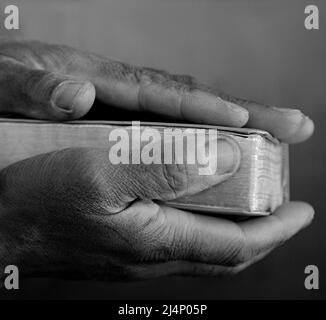 Les mains ensemble priant à la photo de Dieu stock Banque D'Images