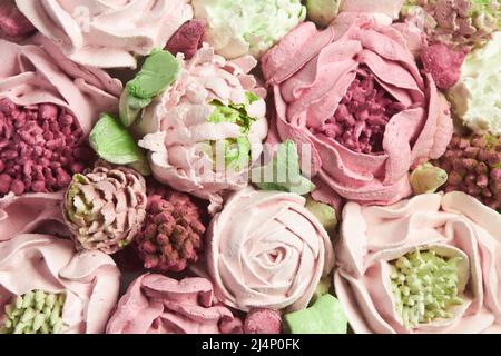 Fleurs roses de différentes formes faites de guimauves faites à la main. Gros plan Banque D'Images