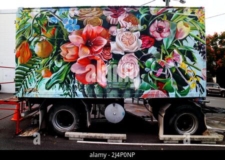 Peinture murale d'art de rue vibrante peinte sur le côté d'un camion ou d'une remorque Banque D'Images