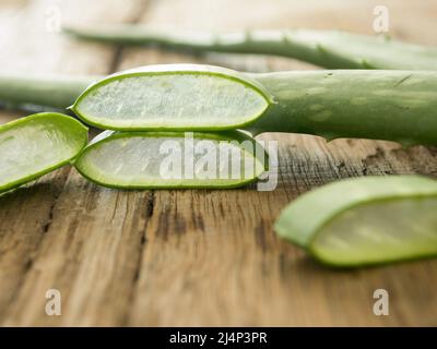 L'aloe vera placer les morceaux sur une table de bois. soft focus Banque D'Images