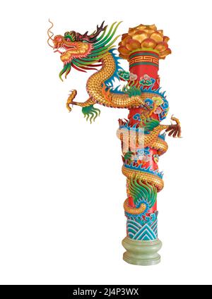 Statue de dragon de style chinois enveloppé autour de la perche sur fond blanc, avec passe-cheveux. Banque D'Images