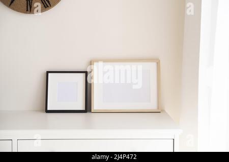 Cadres en bois avec espace vide dans la chambre. Banque D'Images