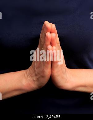 Les mains ensemble priant à la photo de Dieu stock Banque D'Images