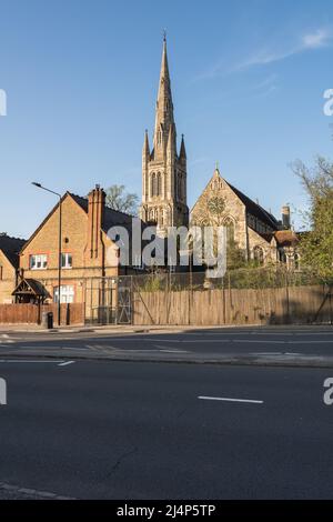 La tour de l'église de la Renaissance gothique classée II* et la flèche de l'église de la Sainte-Trinité, Ponsonby Road, Roehampton, Londres, SW15, Angleterre, Royaume-Uni Banque D'Images